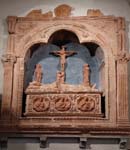 "Crocifissione con i dolenti (tomba di Francesco Roselli)" - terracotta - 1431 - «Basilica Museale di San Francesco» Arezzo (AR) - Italia